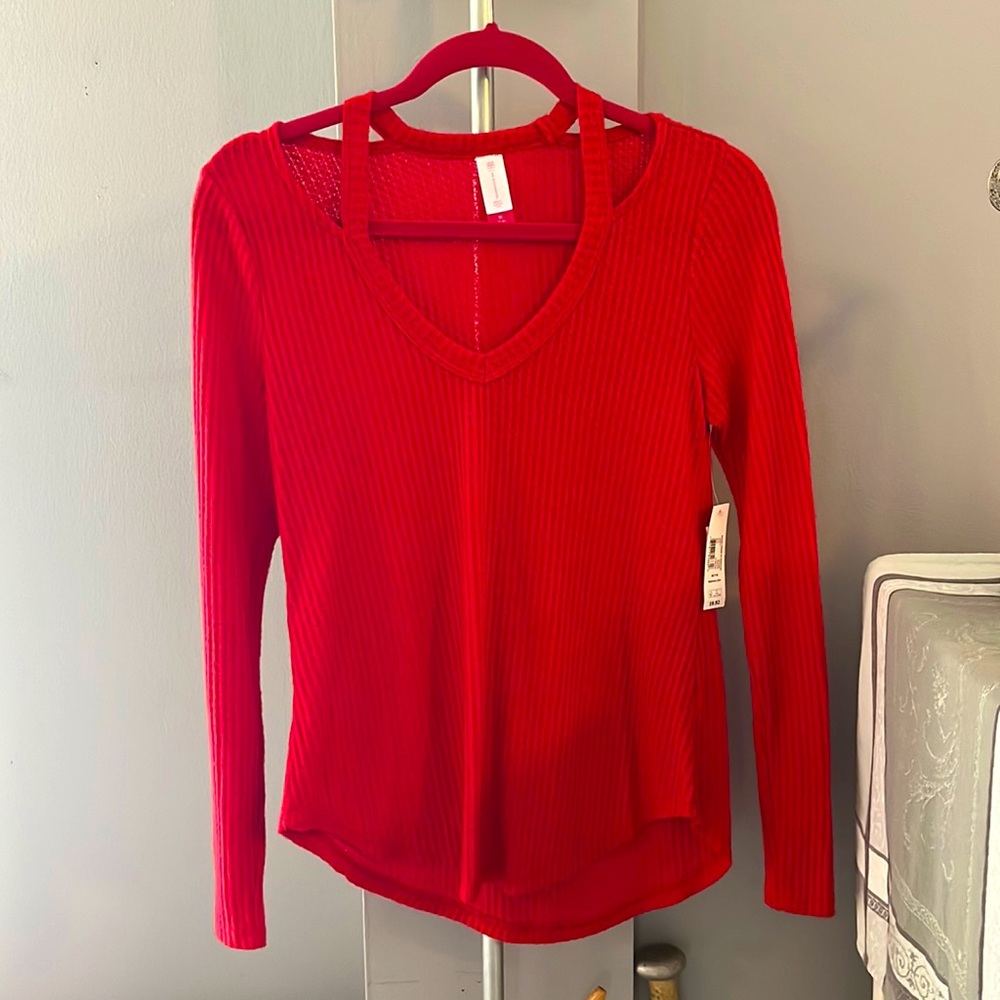 Red No Boundaries Top. Size M.